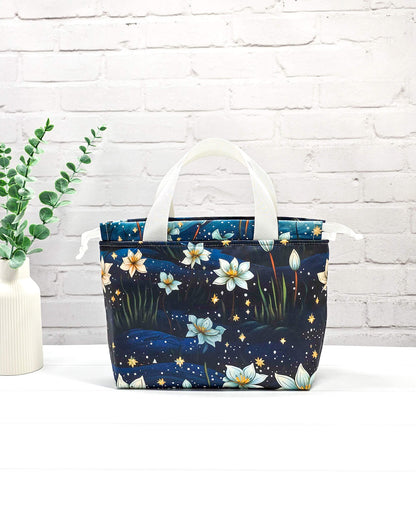 Projekttasche Alva S mit floralem Nachtmotiv auf dunkelblauem Stoff, handgenäht in Bayern von Nadelmikado