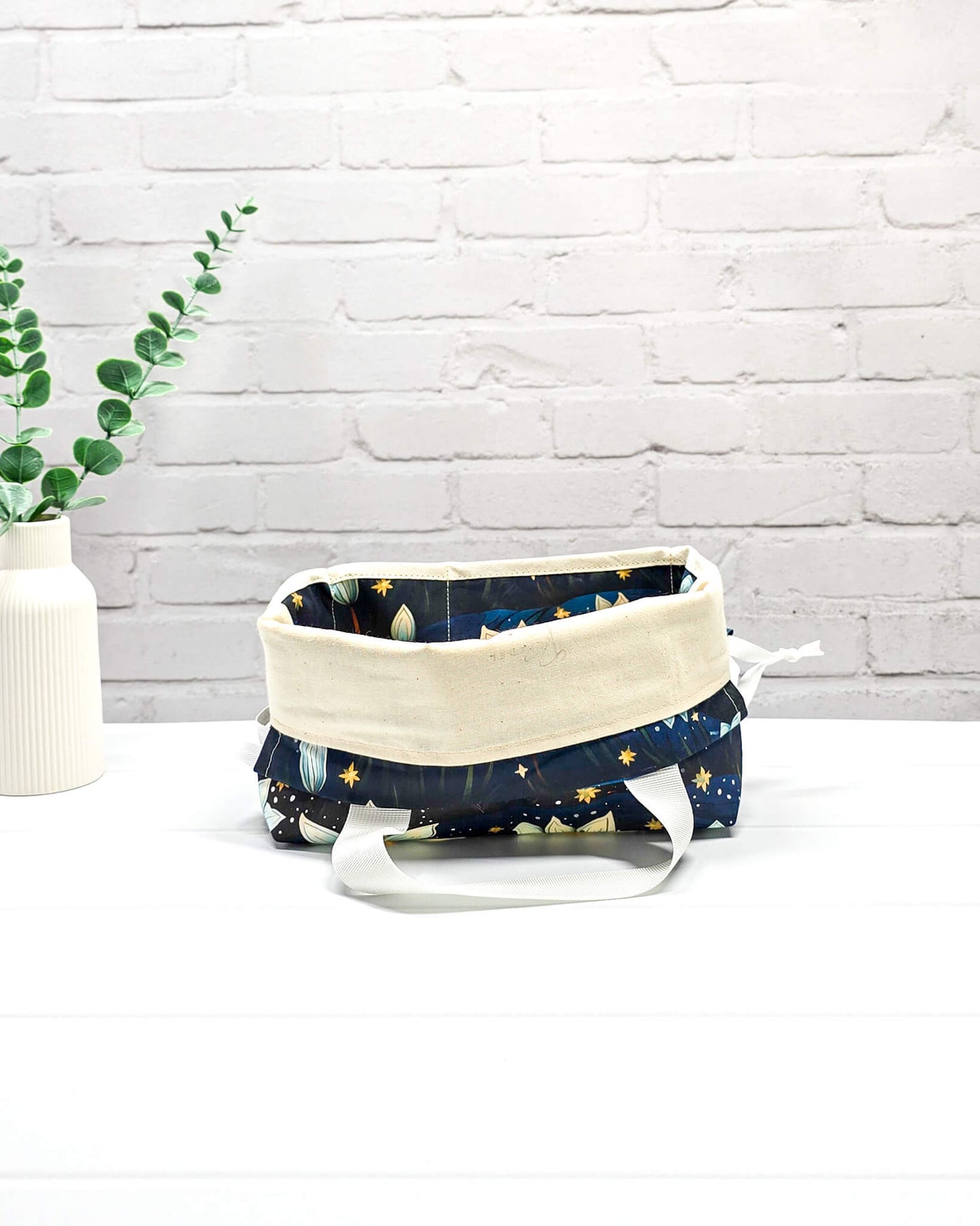 Projekttasche Alva S mit floralem Nachtmotiv auf dunkelblauem Stoff, handgenäht in Bayern von Nadelmikado