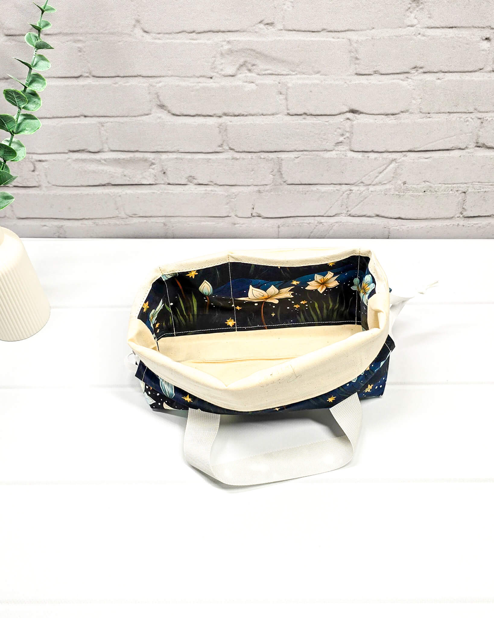 Projekttasche Alva S mit floralem Nachtmotiv auf dunkelblauem Stoff, handgenäht in Bayern von Nadelmikado