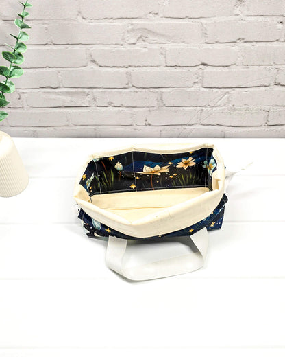 Projekttasche Alva S mit floralem Nachtmotiv auf dunkelblauem Stoff, handgenäht in Bayern von Nadelmikado