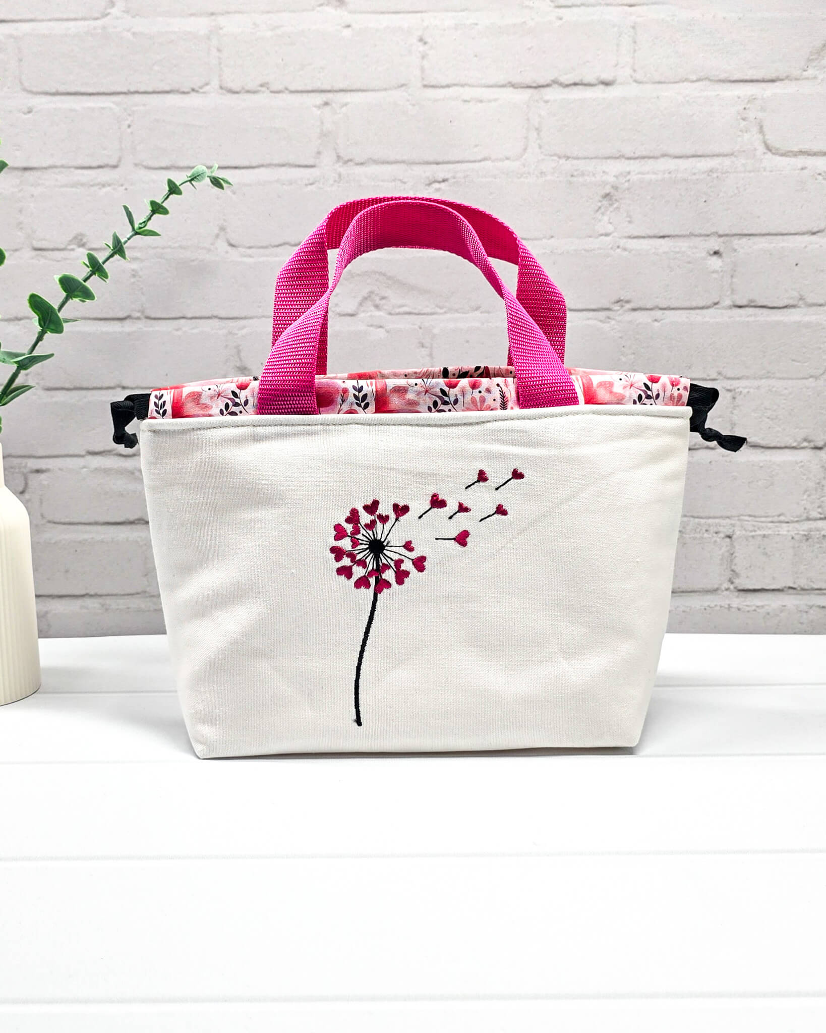 Projekttasche Alva S mit gestickter Pusteblume und Herzen, handgenäht in Bayern von Nadelmikado