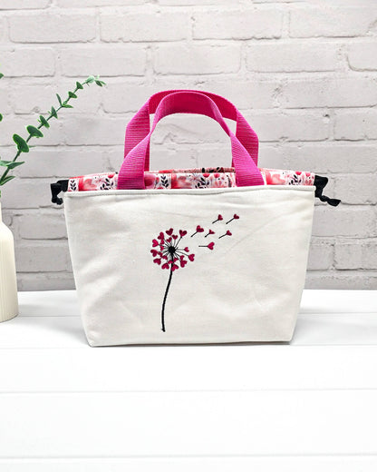 Projekttasche Alva S mit gestickter Pusteblume und Herzen, handgenäht in Bayern von Nadelmikado