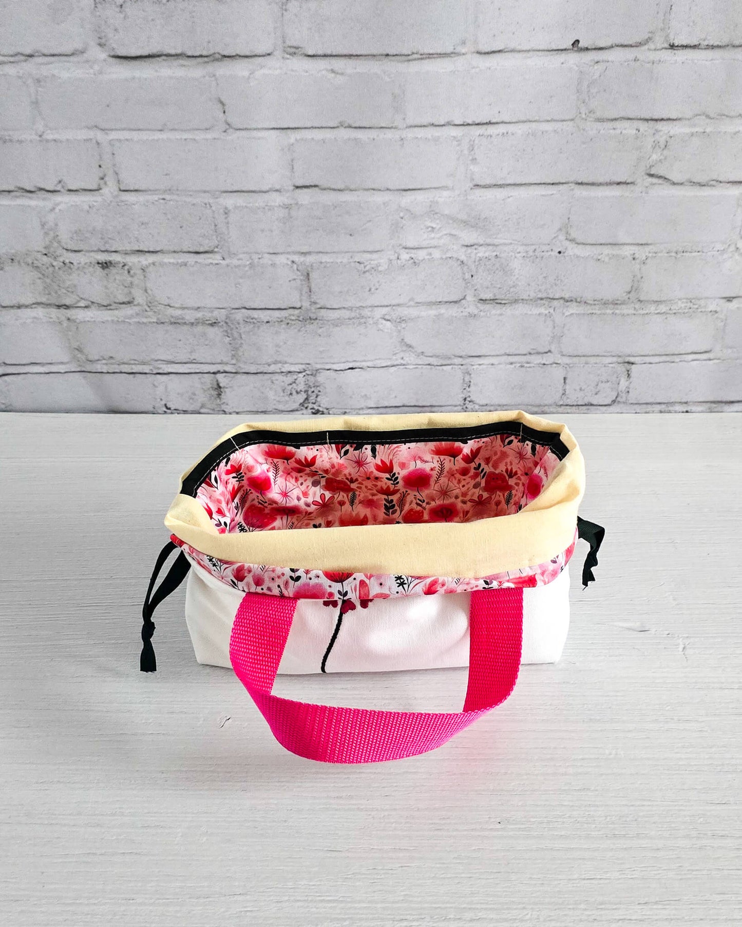 Projekttasche Alva S mit gestickter Pusteblume und Herzen, handgenäht in Bayern von Nadelmikado