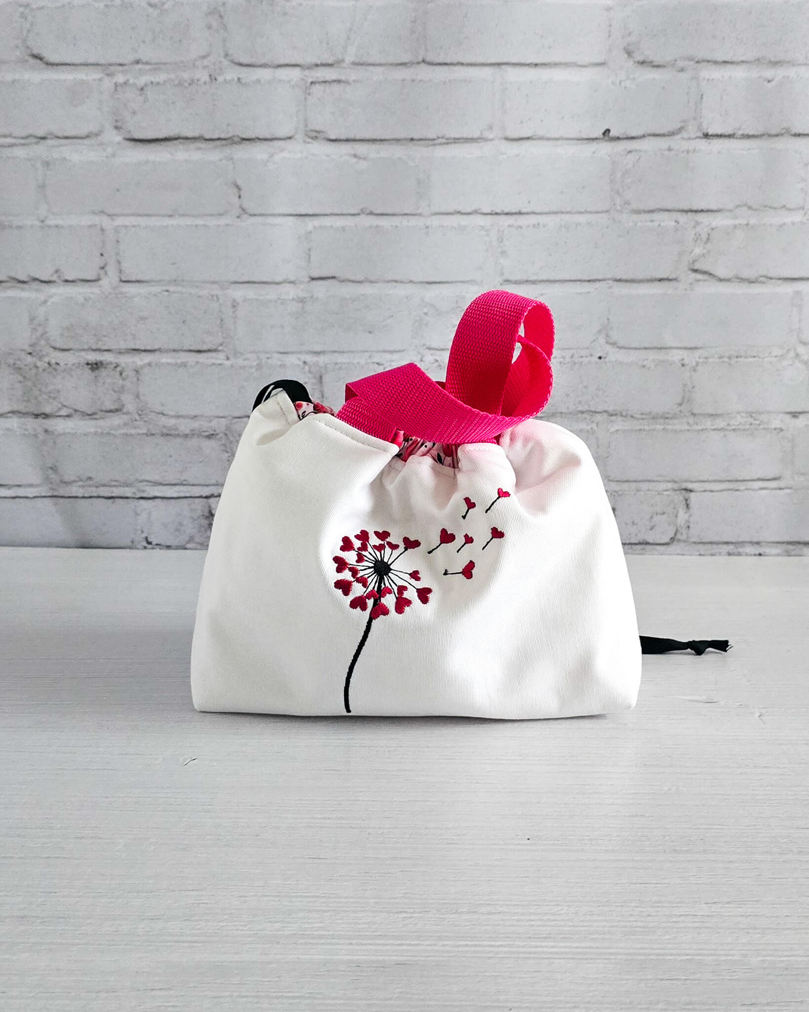 Projekttasche Alva S mit gestickter Pusteblume und Herzen, handgenäht in Bayern von Nadelmikado