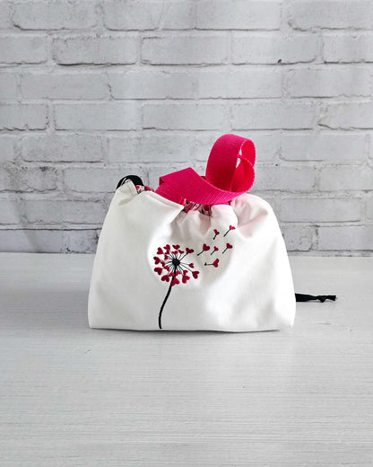 Projekttasche Alva S mit gestickter Pusteblume und Herzen, handgenäht in Bayern von Nadelmikado
