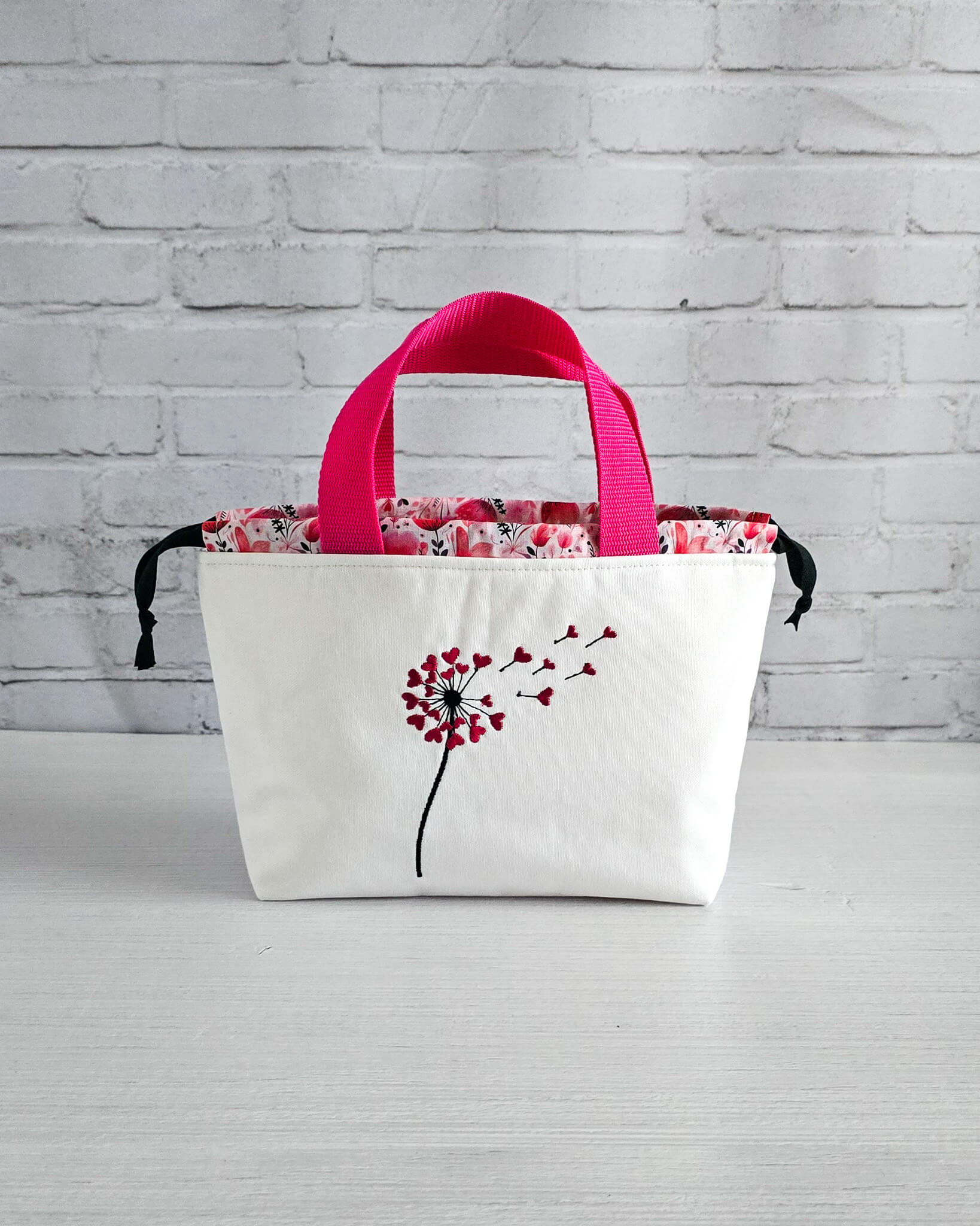 Projekttasche Alva S mit gestickter Pusteblume und Herzen, handgenäht in Bayern von Nadelmikado