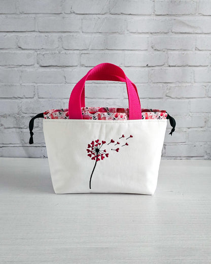 Projekttasche Alva S mit gestickter Pusteblume und Herzen, handgenäht in Bayern von Nadelmikado
