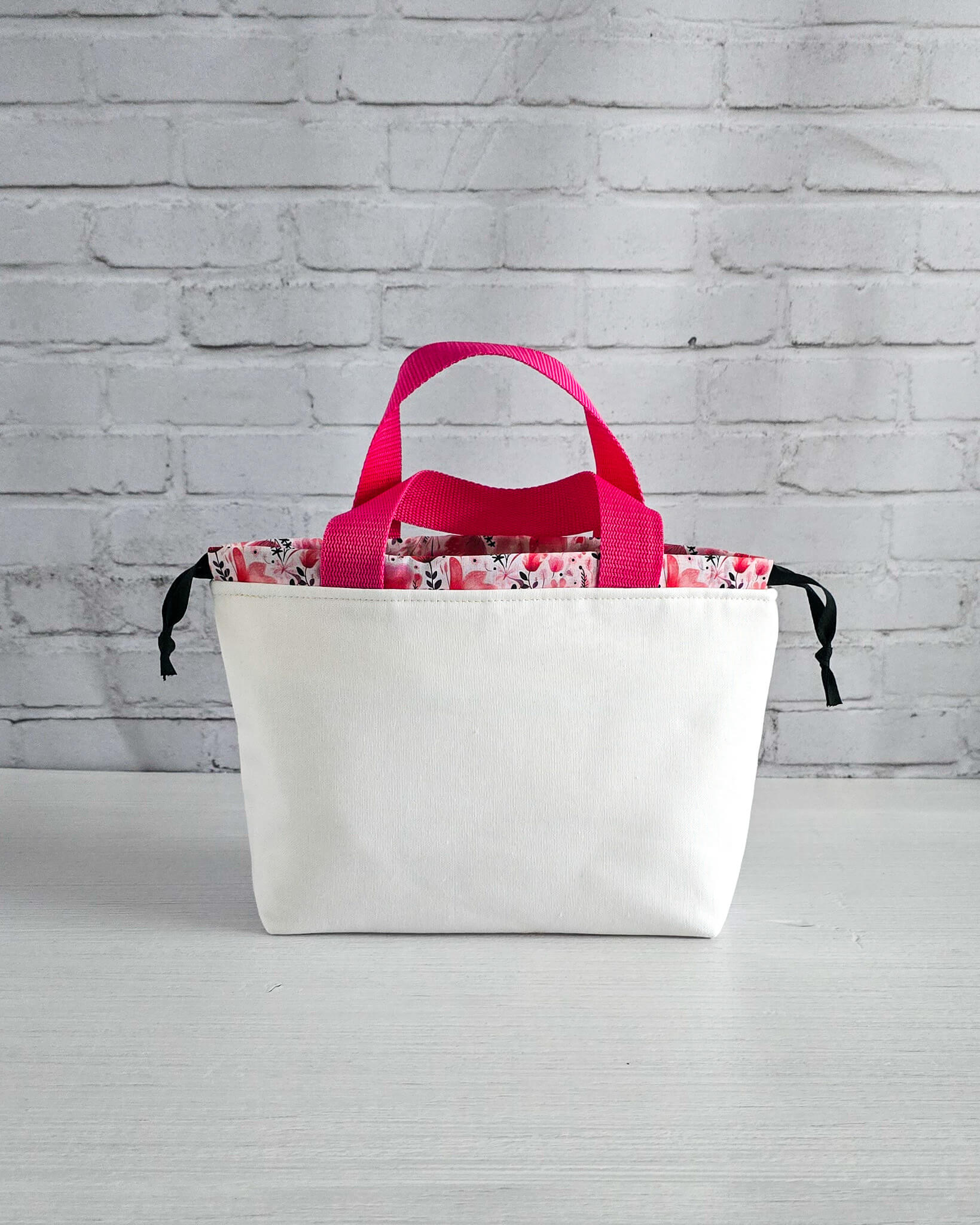 Projekttasche Alva S mit gestickter Pusteblume und Herzen, handgenäht in Bayern von Nadelmikado