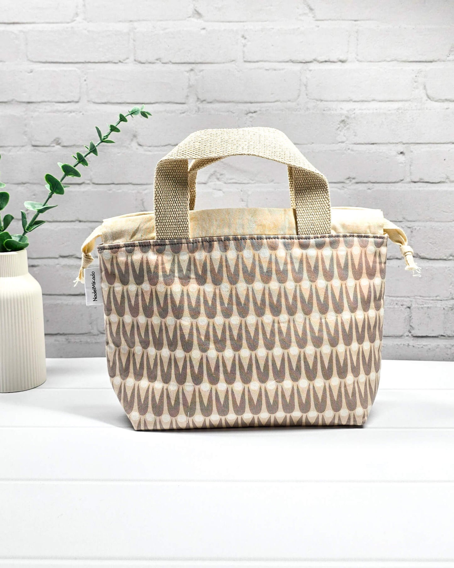 Projekttasche Alva S mit geometrischem Muster in Beige und Grau sowie hellen Gurtband-Henkeln - handgenäht in Bayern von Nadelmikado