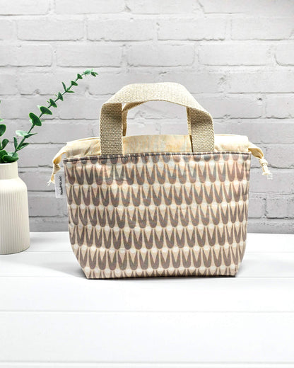 Projekttasche Alva S mit geometrischem Muster in Beige und Grau sowie hellen Gurtband-Henkeln - handgenäht in Bayern von Nadelmikado