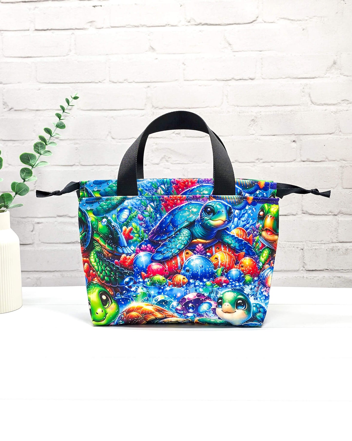 Projekttasche Alva S mit buntem Schildkrötenmotiv, handgenäht in Bayern von Nadelmikado