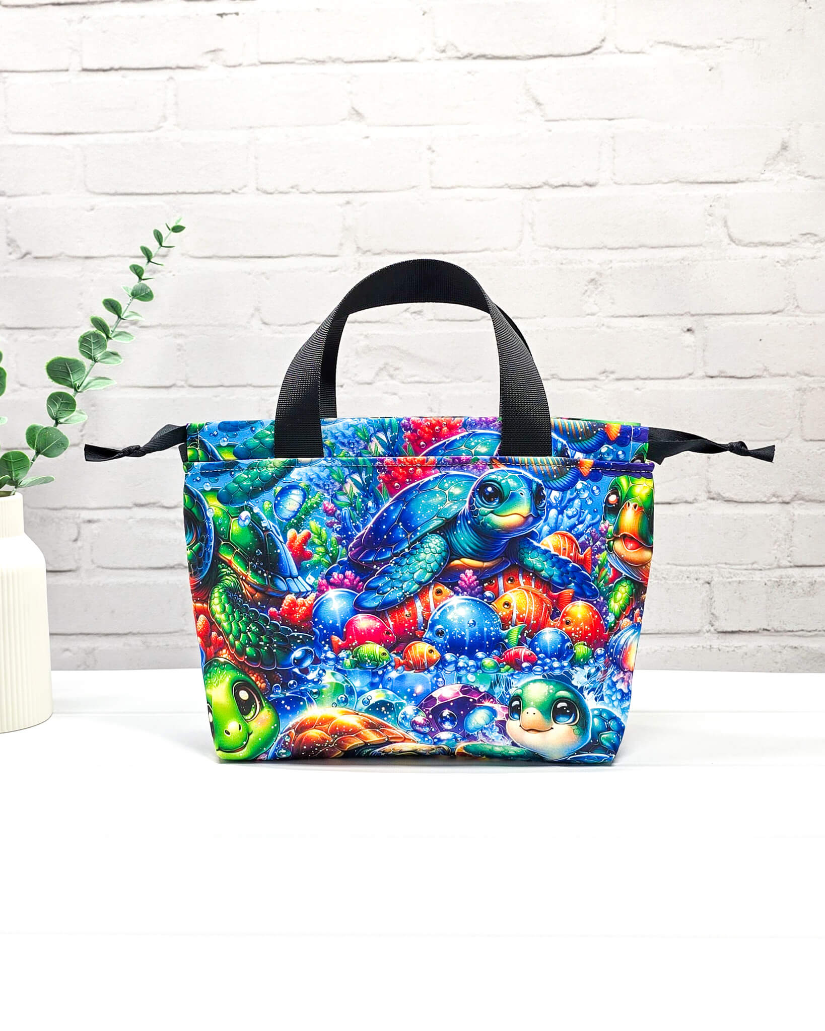 Projekttasche Alva S mit buntem Schildkrötenmotiv, handgenäht in Bayern von Nadelmikado