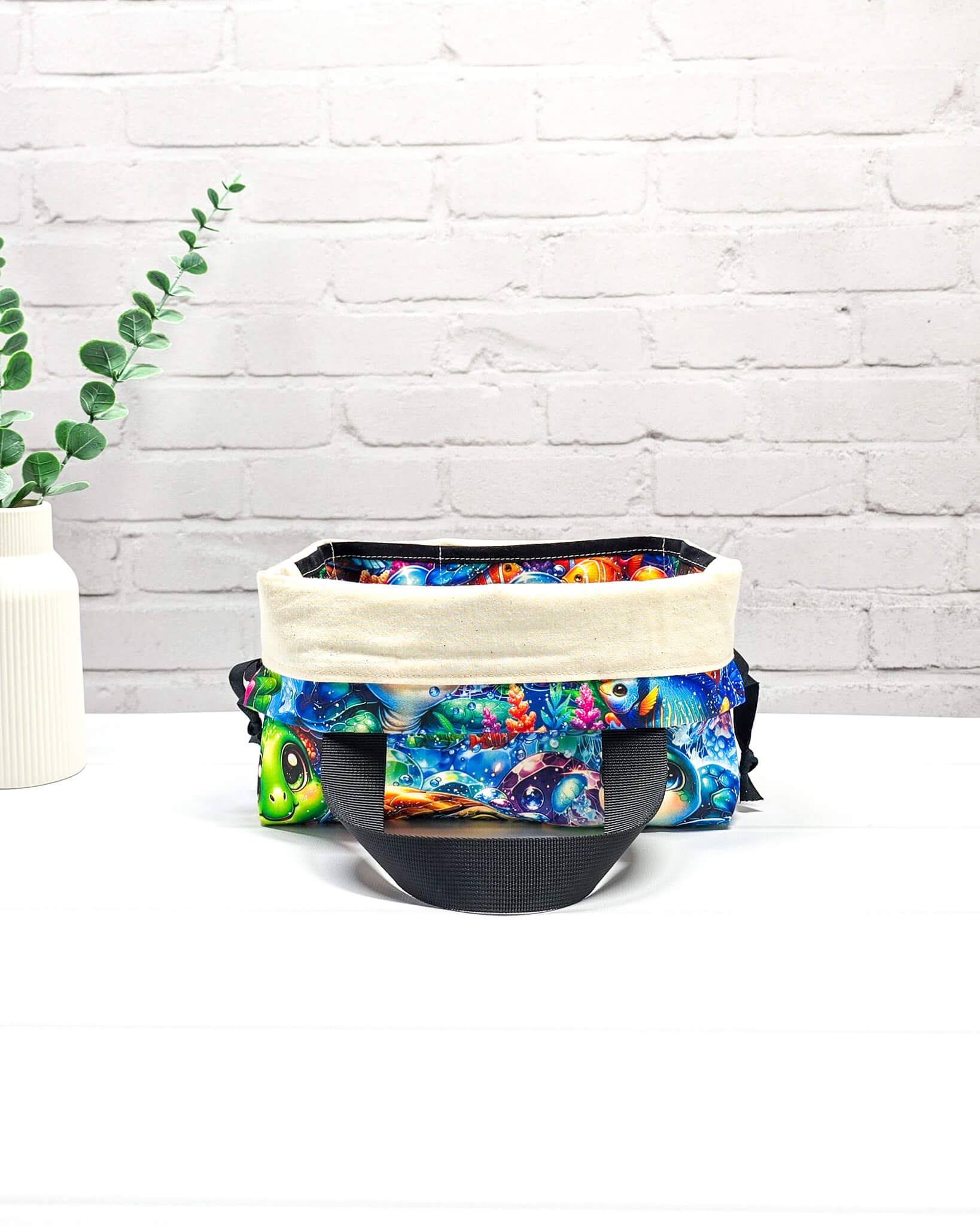 Projekttasche Alva S mit buntem Schildkrötenmotiv, handgenäht in Bayern von Nadelmikado