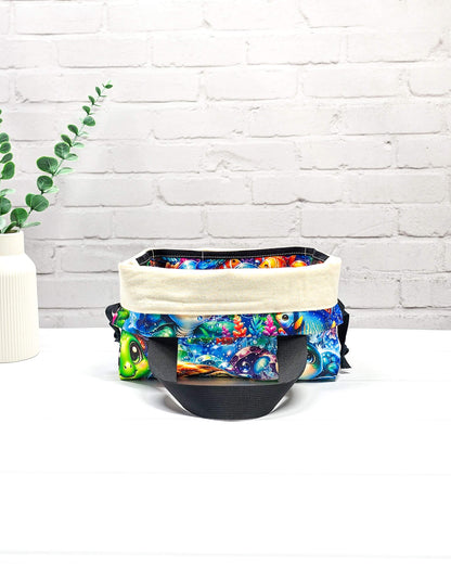 Projekttasche Alva S mit buntem Schildkrötenmotiv, handgenäht in Bayern von Nadelmikado