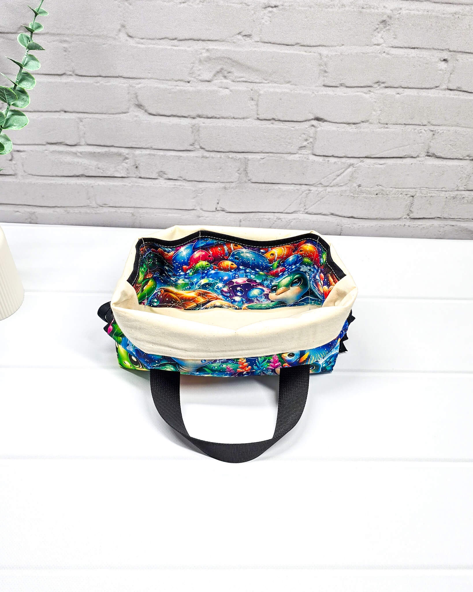 Projekttasche Alva S mit buntem Schildkrötenmotiv, handgenäht in Bayern von Nadelmikado