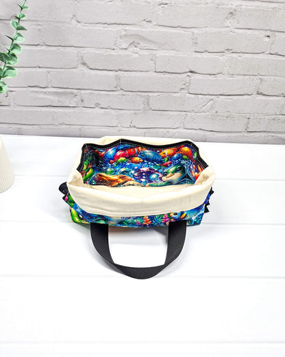 Projekttasche Alva S mit buntem Schildkrötenmotiv, handgenäht in Bayern von Nadelmikado