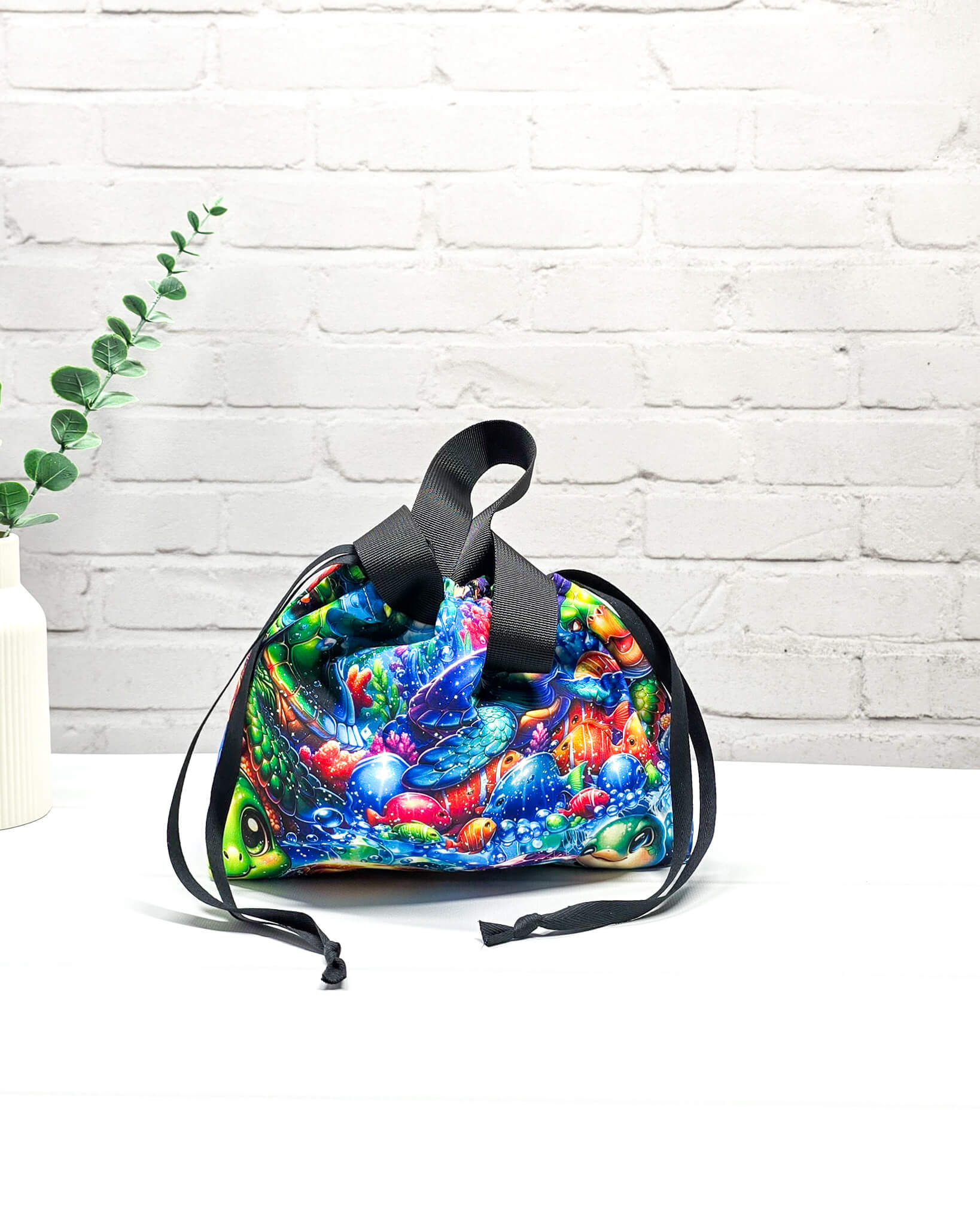 Projekttasche Alva S mit buntem Schildkrötenmotiv, handgenäht in Bayern von Nadelmikado