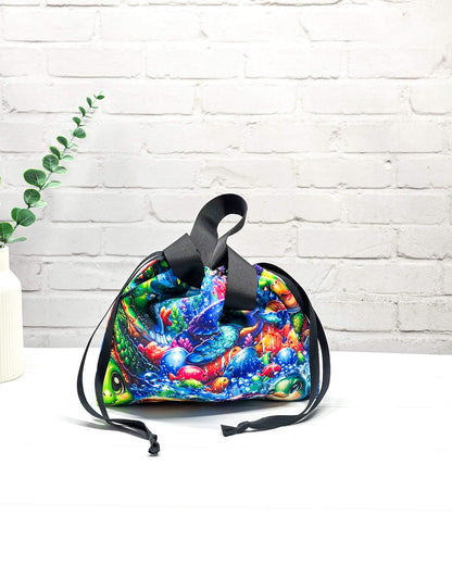 Projekttasche Alva S mit buntem Schildkrötenmotiv, handgenäht in Bayern von Nadelmikado