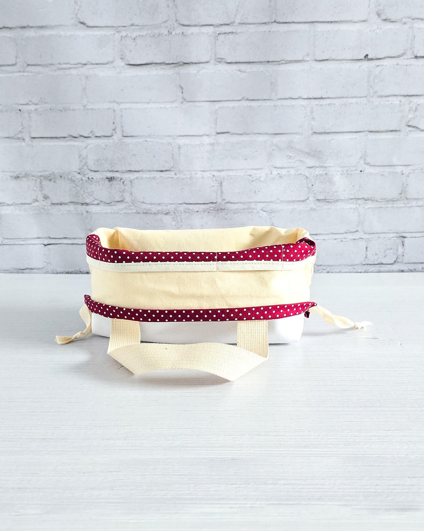 Projekttasche Alva S mit gesticktem Strickhuhn, handgenäht in Bayern von Nadelmikado