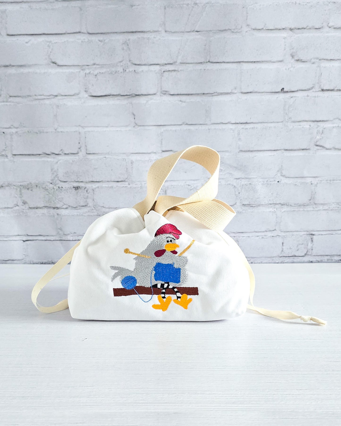 Projekttasche Alva S mit gesticktem Strickhuhn, handgenäht in Bayern von Nadelmikado