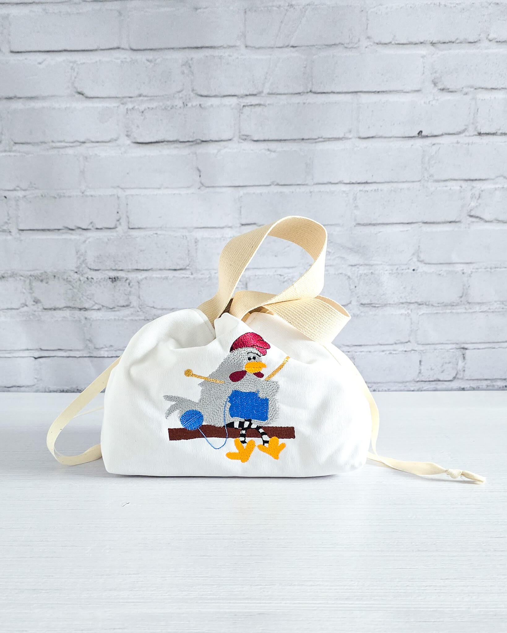 Projekttasche Alva S mit gesticktem Strickhuhn, handgenäht in Bayern von Nadelmikado
