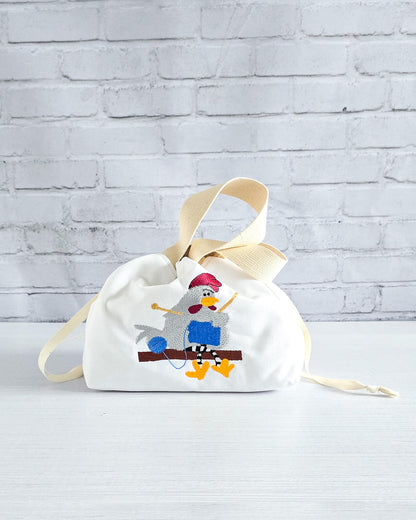 Projekttasche Alva S mit gesticktem Strickhuhn, handgenäht in Bayern von Nadelmikado