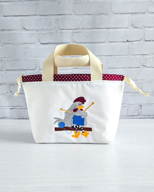 Projekttasche Alva S mit gesticktem Strickhuhn, handgenäht in Bayern von Nadelmikado