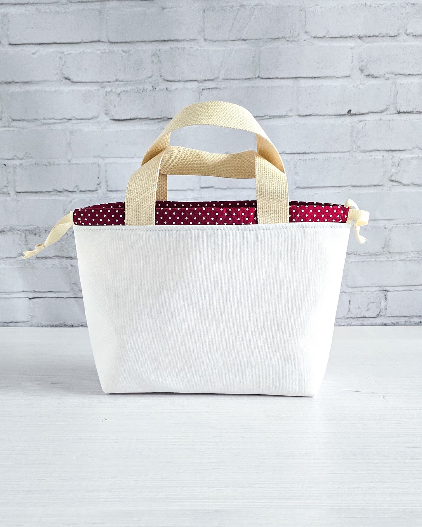 Projekttasche Alva S mit gesticktem Strickhuhn, handgenäht in Bayern von Nadelmikado