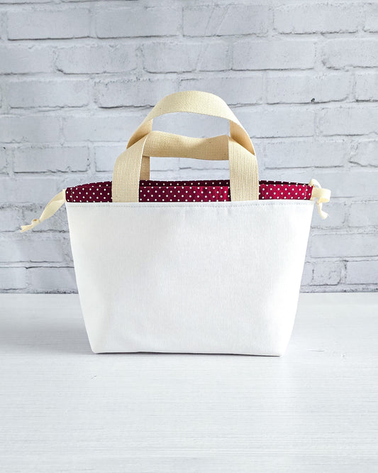 Projekttasche Alva S mit gesticktem Strickhuhn, handgenäht in Bayern von Nadelmikado