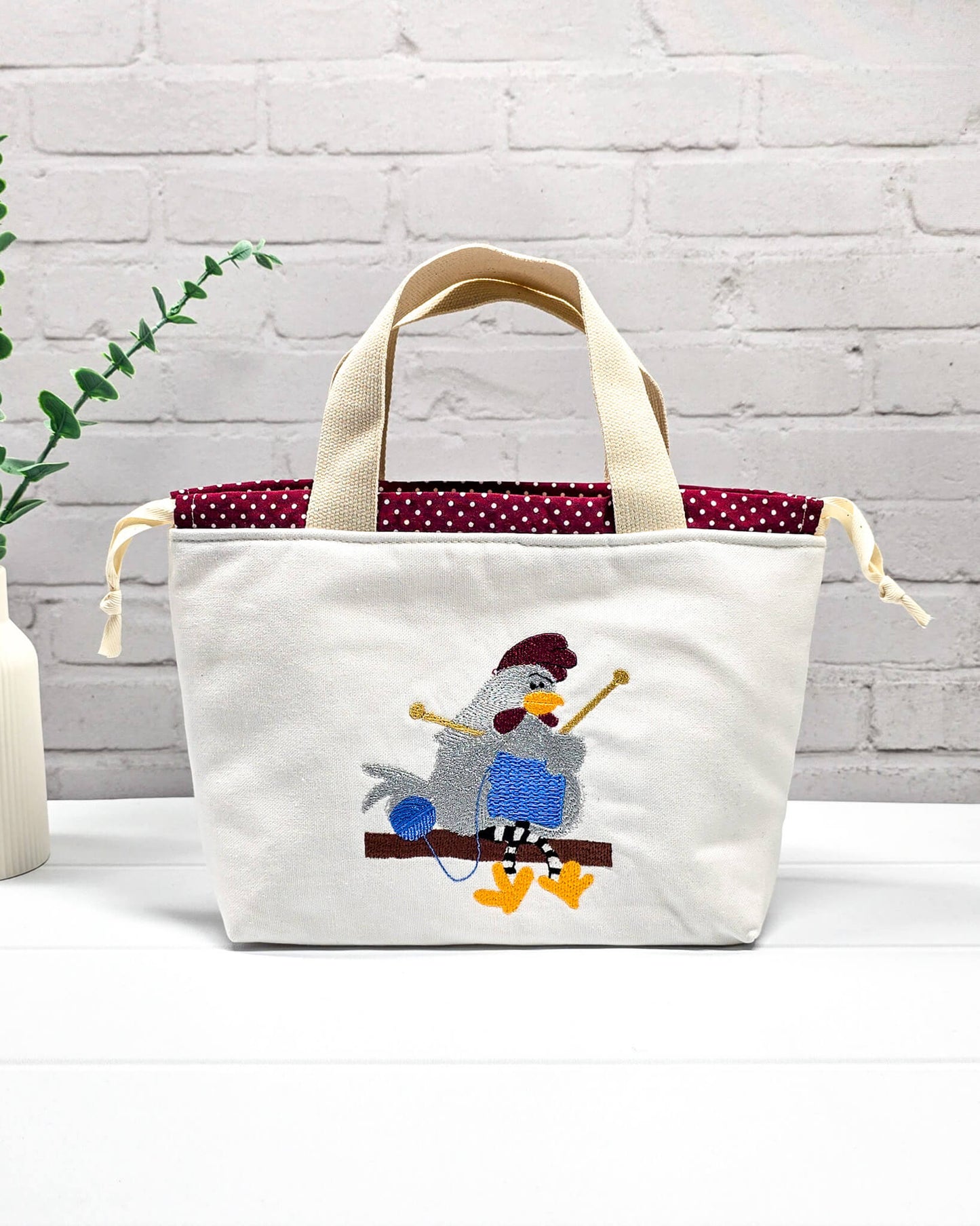 Projekttasche Alva S mit gesticktem Strickhuhn, handgenäht in Bayern von Nadelmikado