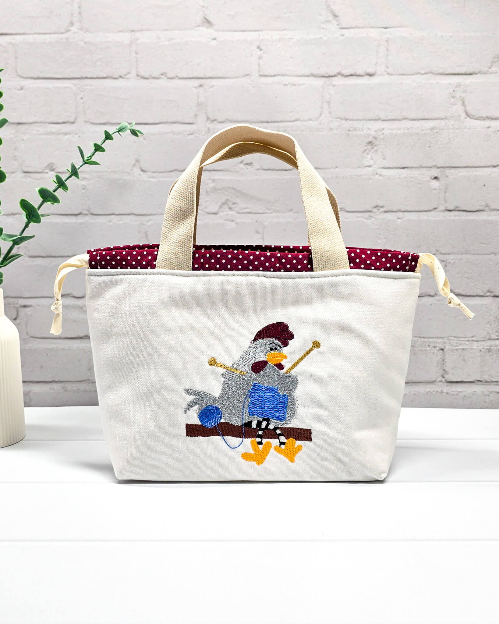 Projekttasche Alva S mit gesticktem Strickhuhn, handgenäht in Bayern von Nadelmikado