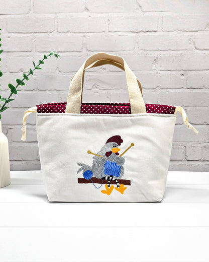 Projekttasche Alva S mit gesticktem Strickhuhn, handgenäht in Bayern von Nadelmikado