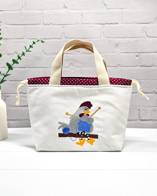 Projekttasche Alva S mit gesticktem Strickhuhn, handgenäht in Bayern von Nadelmikado