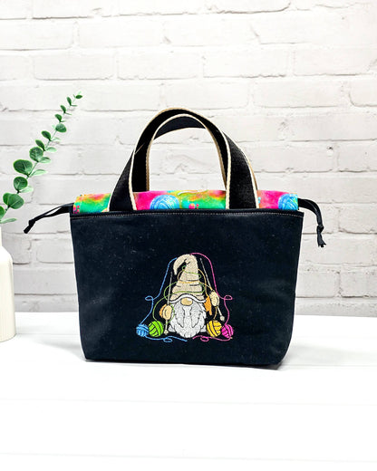 Projekttasche Alva S mit farbigem Strickwichtel auf schwarzem Stoff, handgenäht in Bayern von Nadelmikado