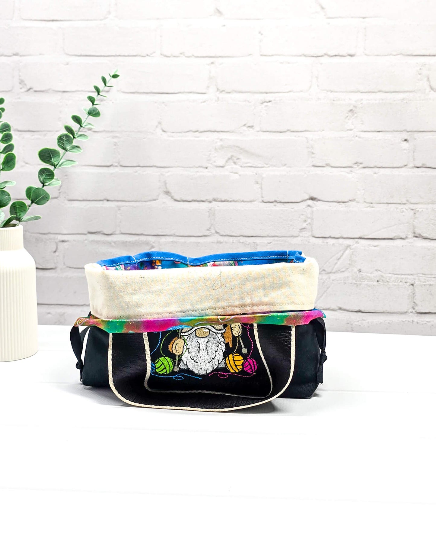 Projekttasche Alva S mit farbigem Strickwichtel auf schwarzem Stoff, handgenäht in Bayern von Nadelmikado