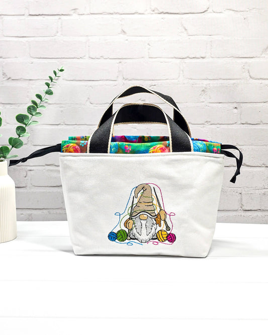 Projekttasche Alva S mit Strickwichtel und Wollknäueln, handgenäht in Bayern von Nadelmikado