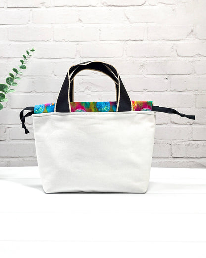 Projekttasche Alva S mit Strickwichtel und Wollknäueln, handgenäht in Bayern von Nadelmikado