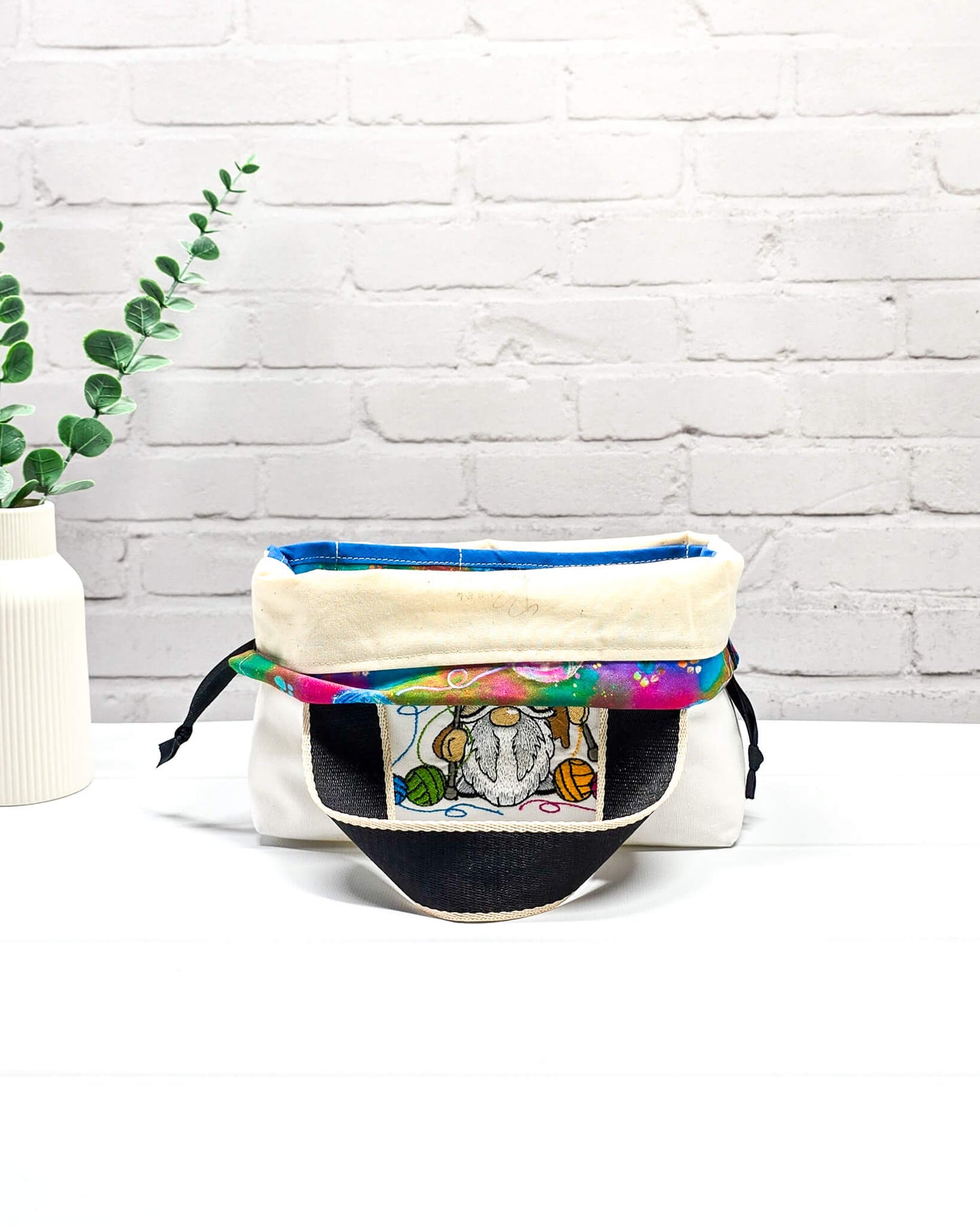 Projekttasche Alva S mit Strickwichtel und Wollknäueln, handgenäht in Bayern von Nadelmikado