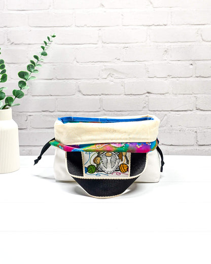 Projekttasche Alva S mit Strickwichtel und Wollknäueln, handgenäht in Bayern von Nadelmikado