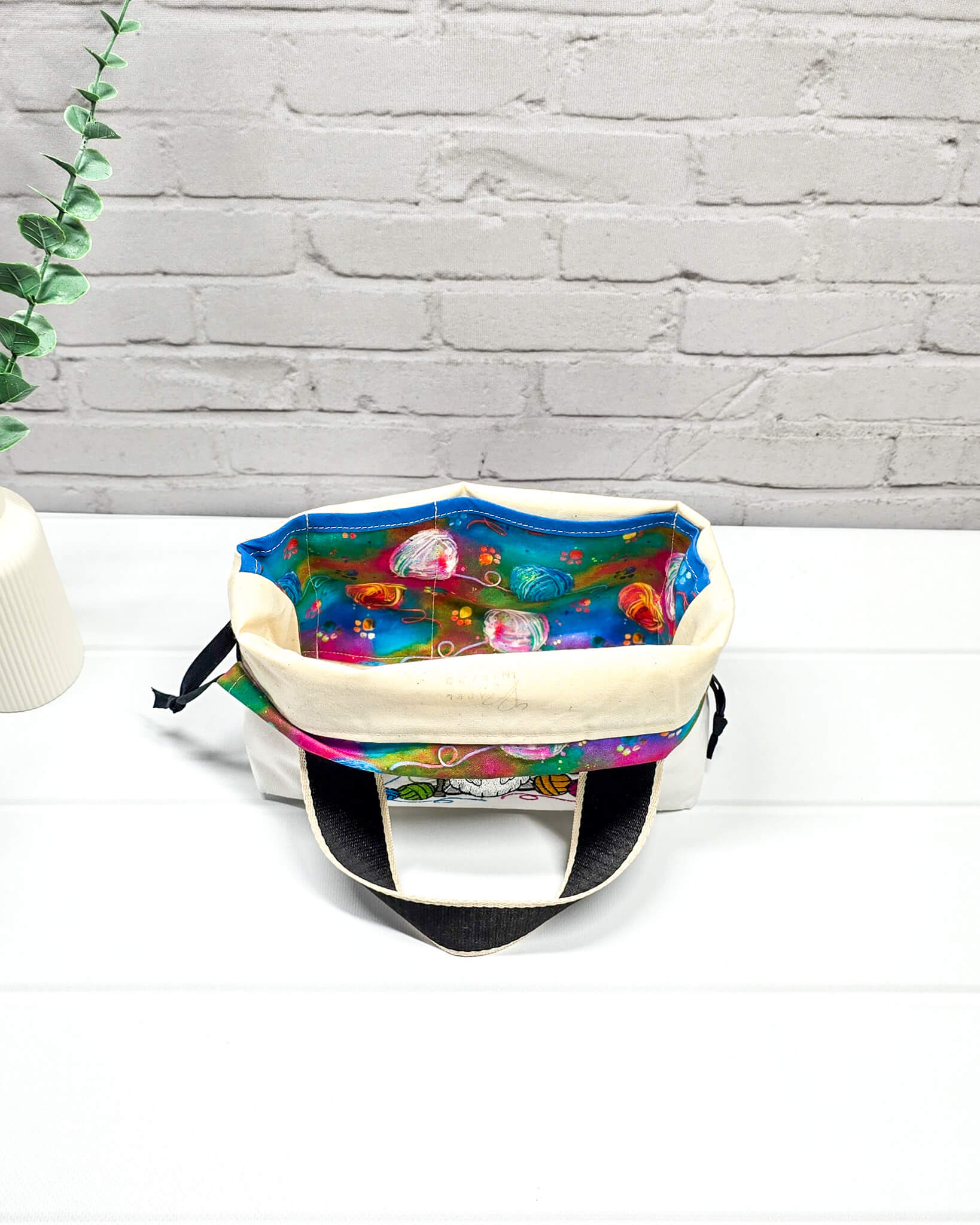 Projekttasche Alva S mit Strickwichtel und Wollknäueln, handgenäht in Bayern von Nadelmikado