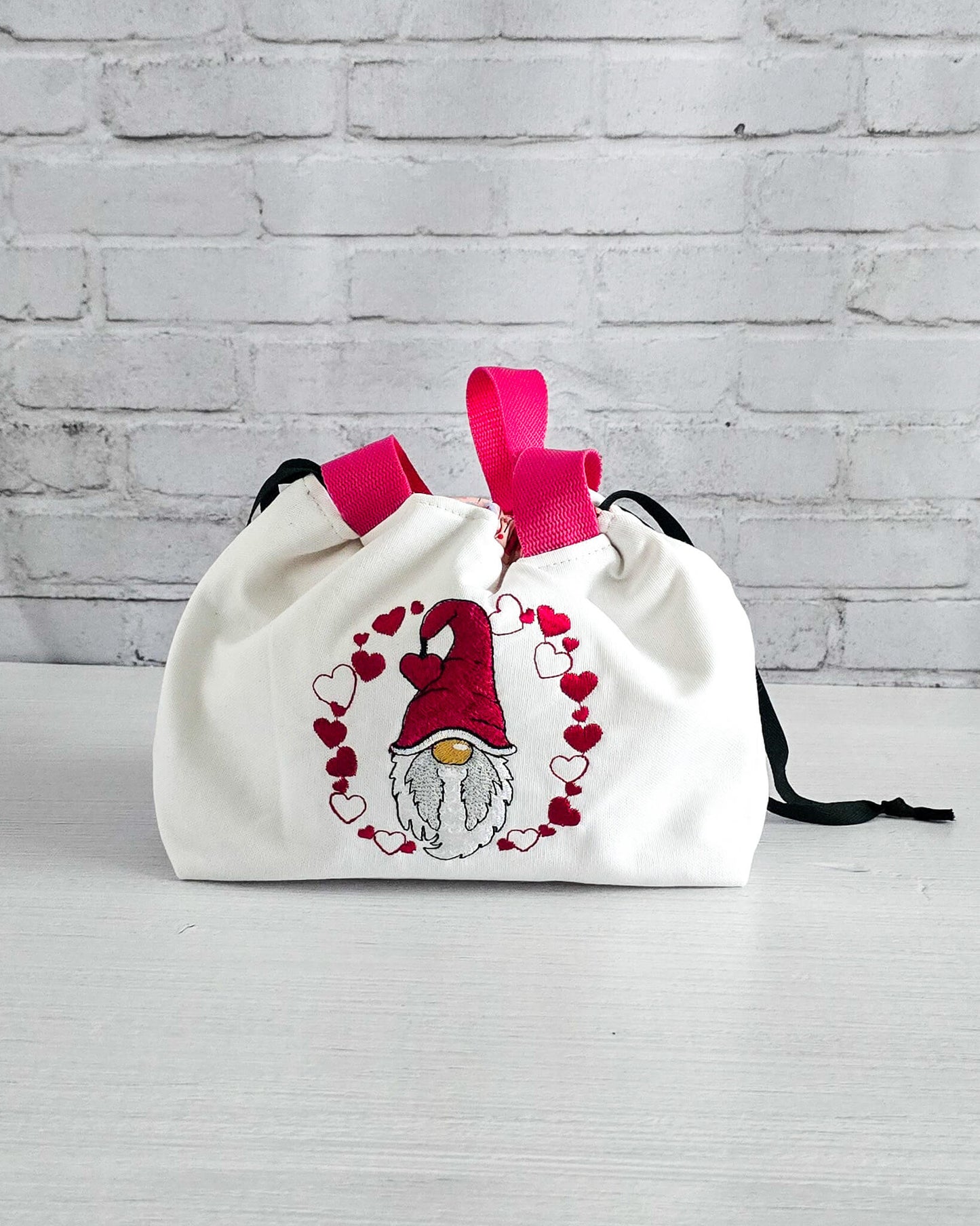 Projekttasche Alva S mit Wichtel und Herzmotiv, handgenäht in Bayern von Nadelmikado