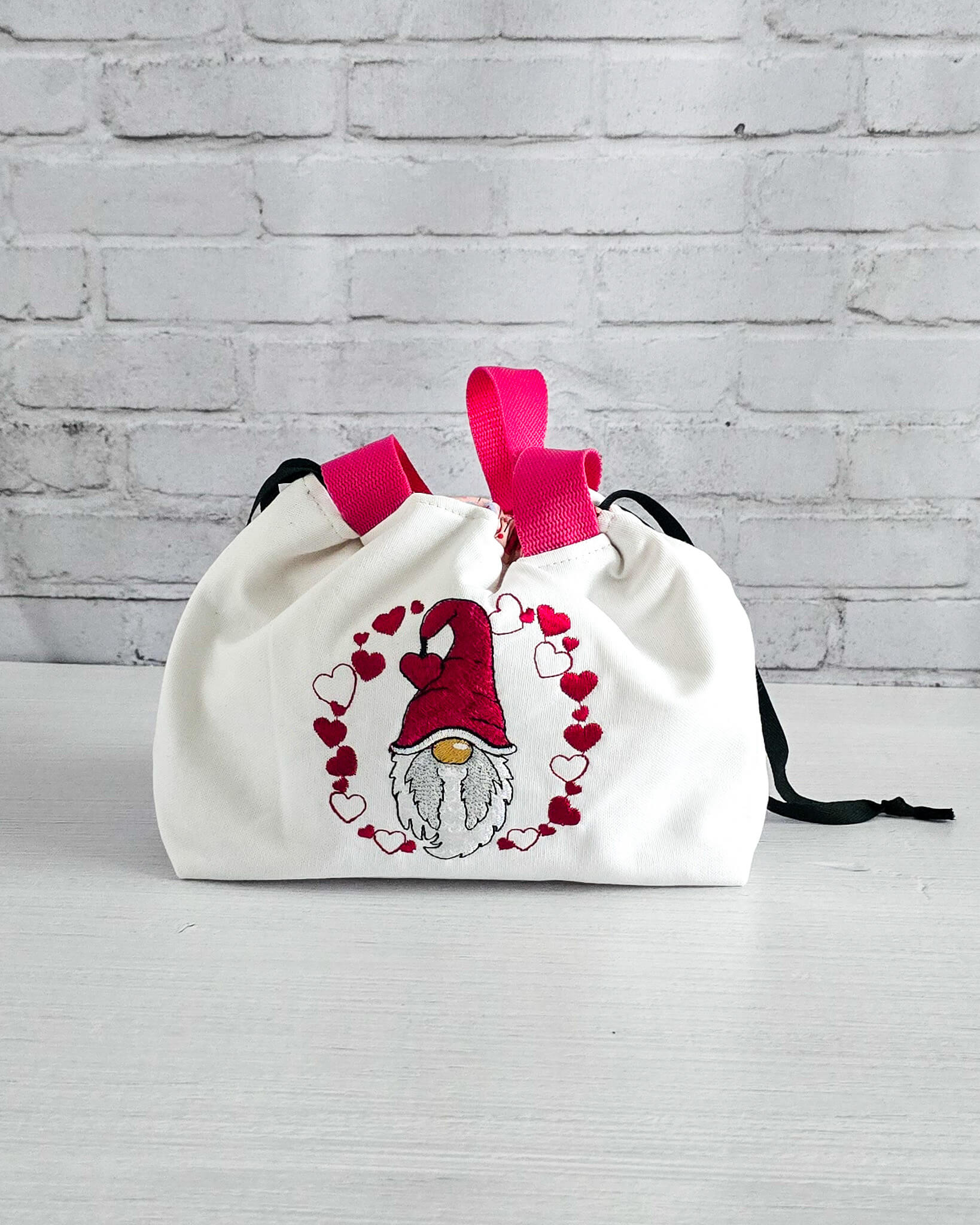 Projekttasche Alva S mit Wichtel und Herzmotiv, handgenäht in Bayern von Nadelmikado