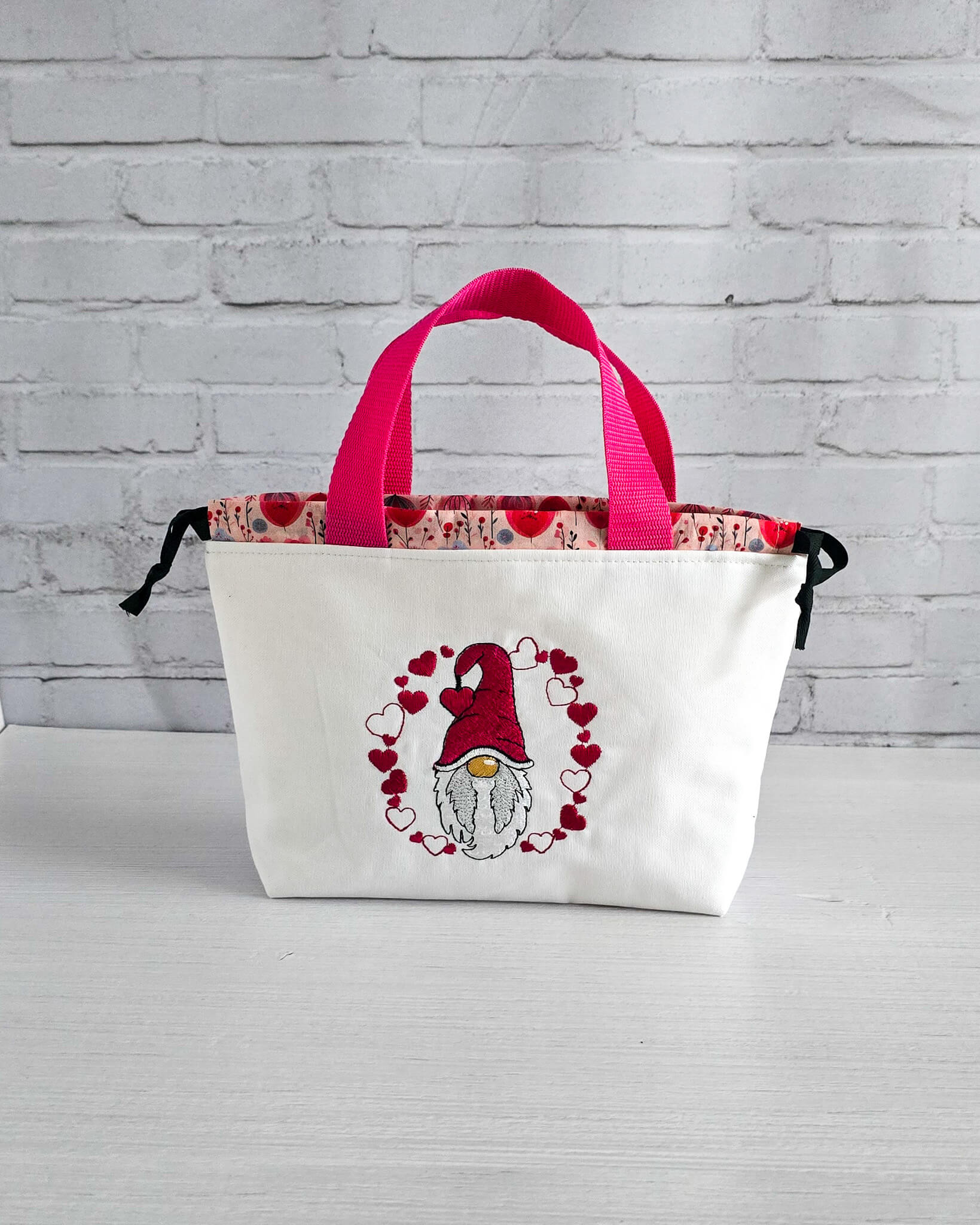 Projekttasche Alva S mit Wichtel und Herzmotiv, handgenäht in Bayern von Nadelmikado