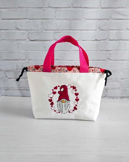 Projekttasche Alva S mit Wichtel und Herzmotiv, handgenäht in Bayern von Nadelmikado