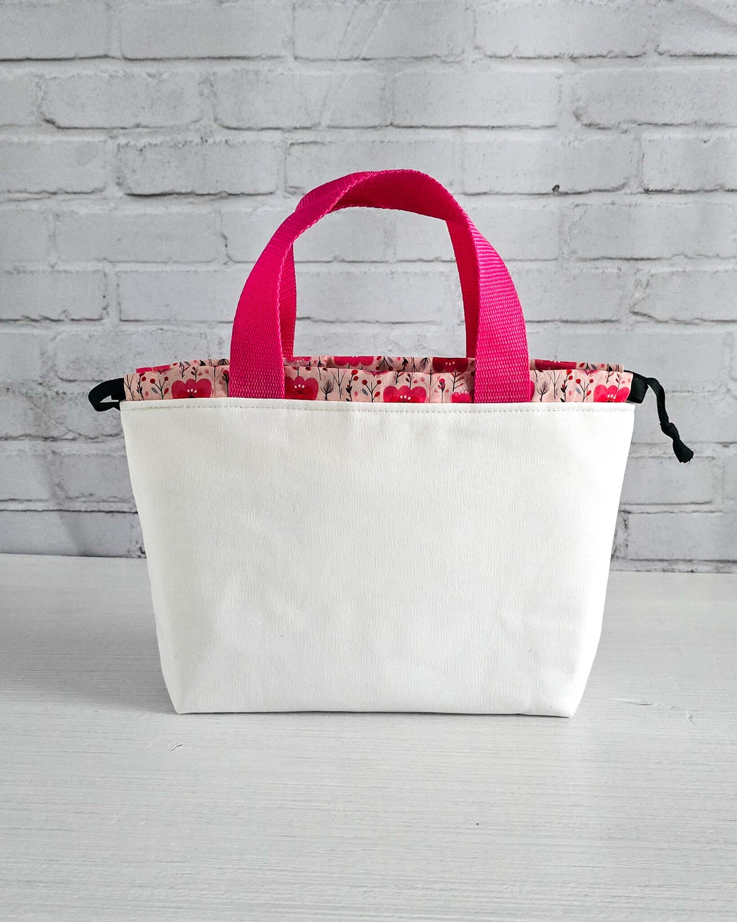 Projekttasche Alva S mit Wichtel und Herzmotiv, handgenäht in Bayern von Nadelmikado