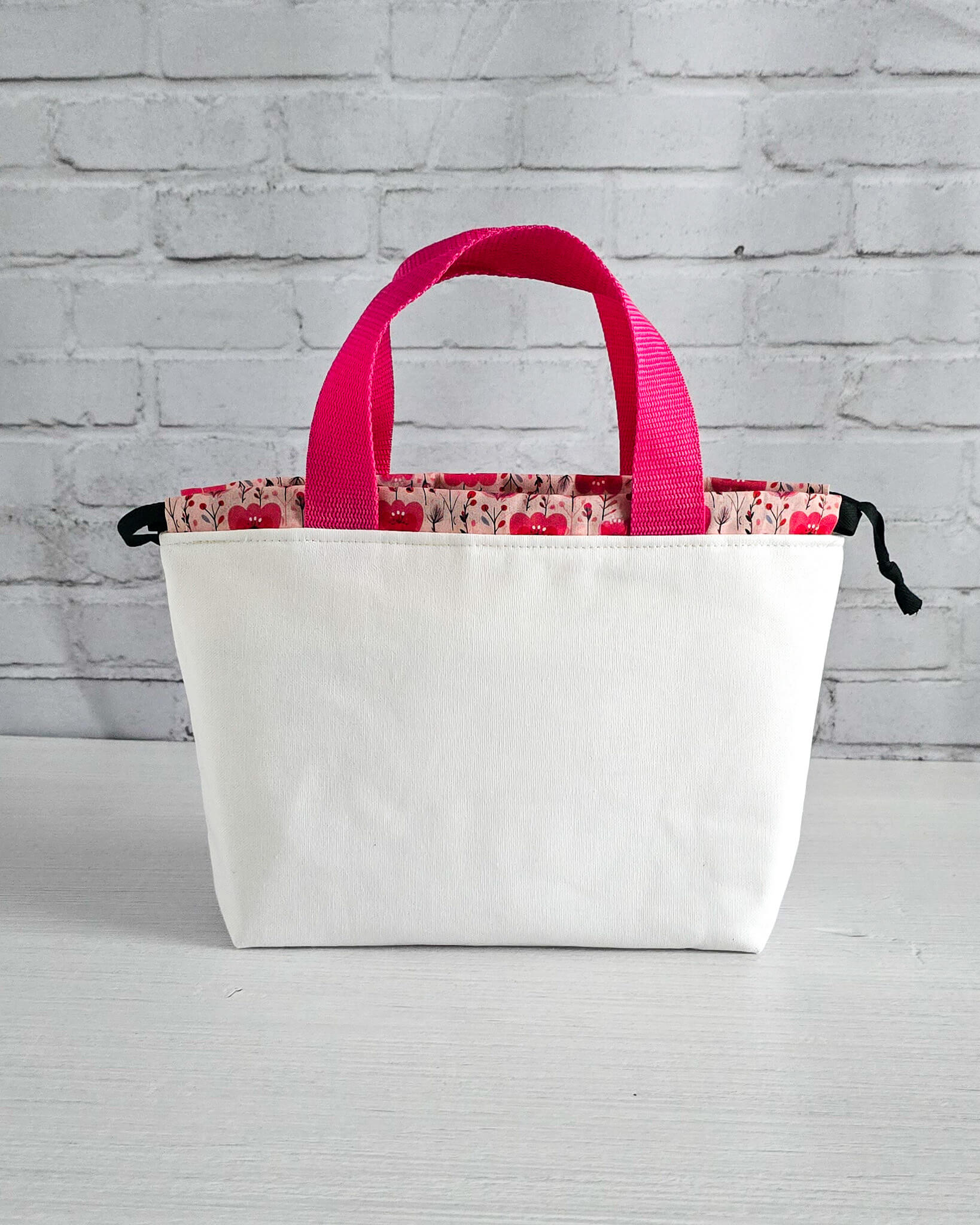 Projekttasche Alva S mit Wichtel und Herzmotiv, handgenäht in Bayern von Nadelmikado