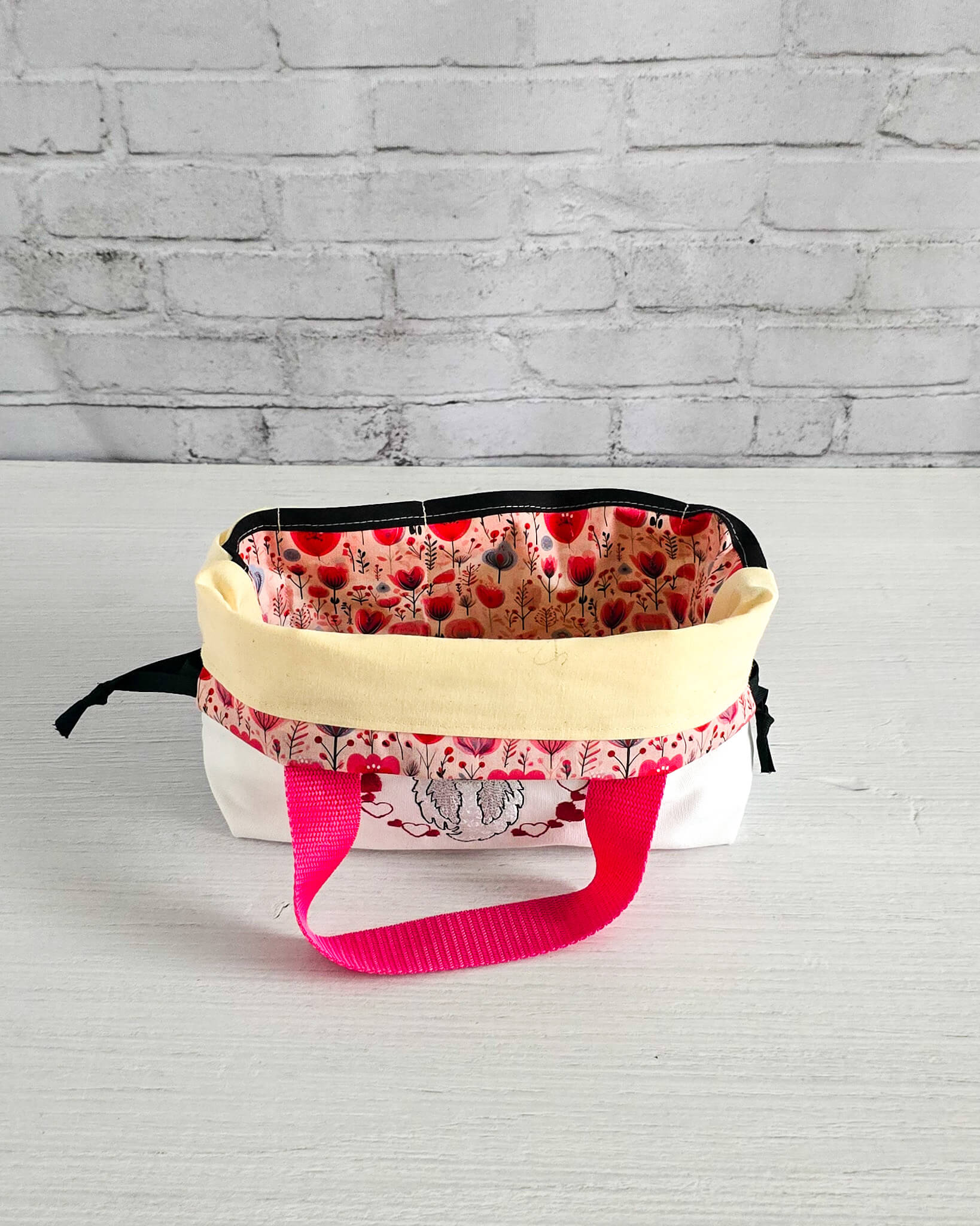 Projekttasche Alva S mit Wichtel und Herzmotiv, handgenäht in Bayern von Nadelmikado