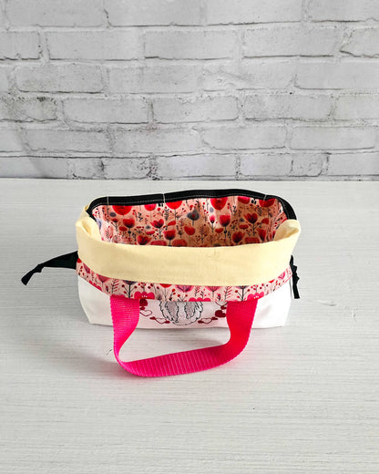 Projekttasche Alva S mit Wichtel und Herzmotiv, handgenäht in Bayern von Nadelmikado