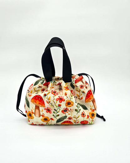 Alva Bag Autumn Forest – Projekttasche mit Fliegenpilzen und Herbstblüten, handgenäht in Bayern von Nadelmikado