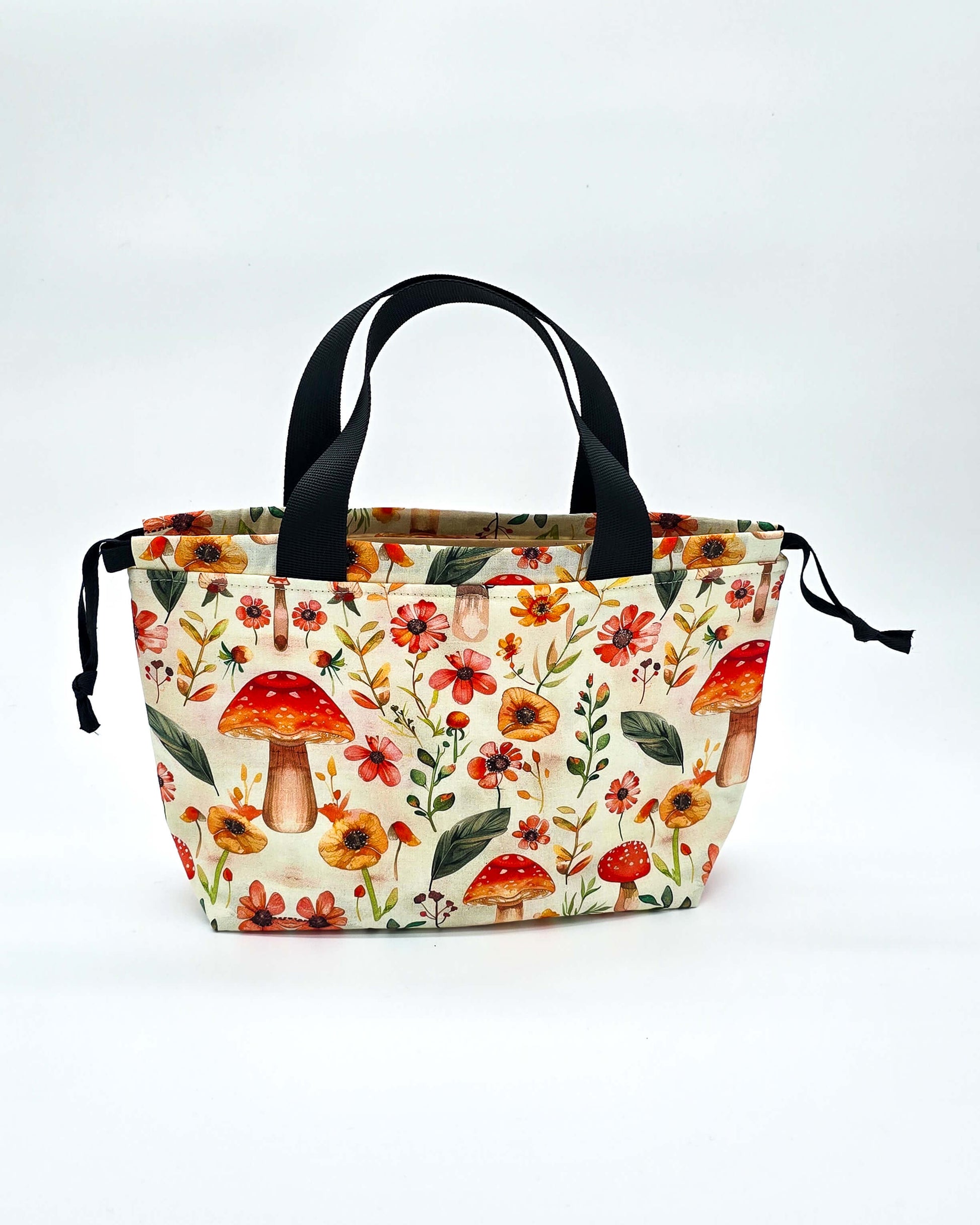 Alva Bag Autumn Forest – Projekttasche mit Fliegenpilzen und Herbstblüten, handgenäht in Bayern von Nadelmikado